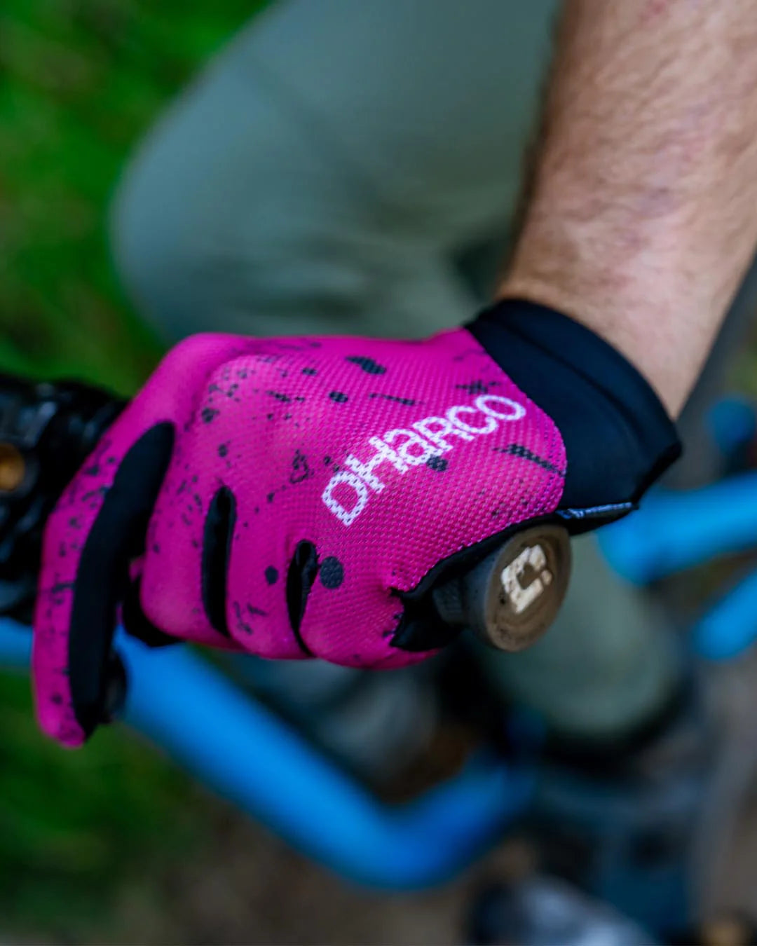 Dharco Mens Trail Glove Chili Peppers Grippping the bars