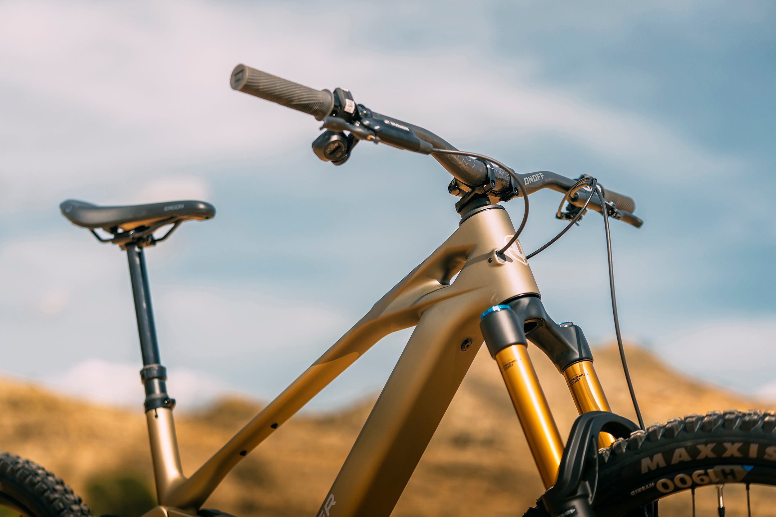 Mondraker ZENDIT RR Saturn Cockpit Lifestyle