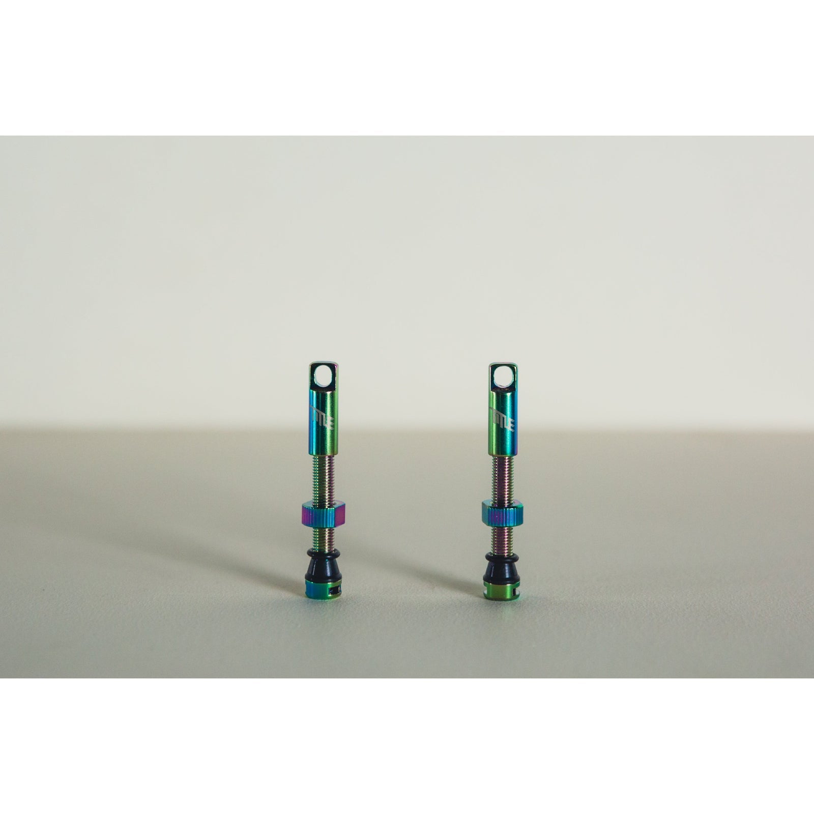 Title MTB Tubeless Valves Set Oil Slick